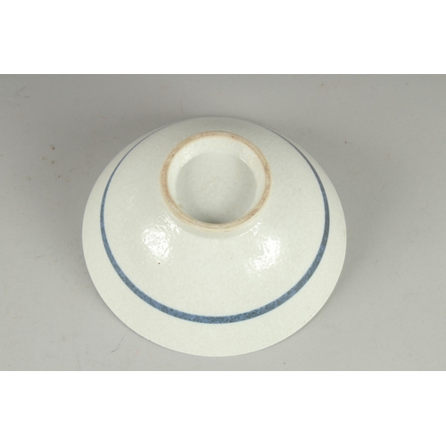 194 - A CONTEMPORARY JAPANESE BLUE AND WHITE PORCELAIN BOWL, 15cm diameter.