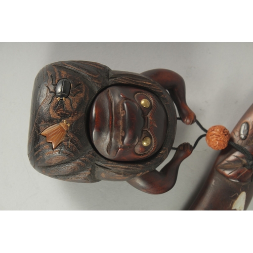 198 - A JAPANESE MEIJI CARVED WOOD FIGURAL POUCH / BOX, with large toggle, the figure with draw-string mas... 