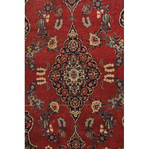 237 - A FINE PERSIAN KASHAN RUG.