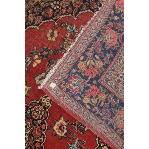 237 - A FINE PERSIAN KASHAN RUG.