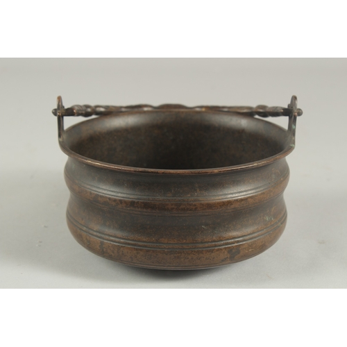 267 - A 16TH CENTURY VENITIAN POSSIBLY VENETO-SARACENIC BRONZE BUCKET, 15cm diameter.