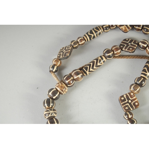 571 - A TIBETAN DZI BEAD-TYPE NECKLACE.