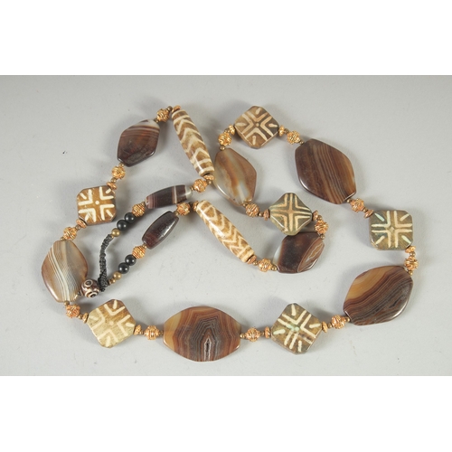 572 - AN AGATE AND DZI BEAD NECKLACE.