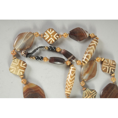 572 - AN AGATE AND DZI BEAD NECKLACE.