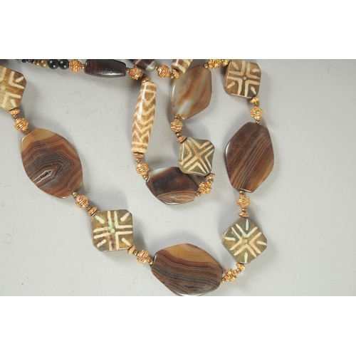 572 - AN AGATE AND DZI BEAD NECKLACE.