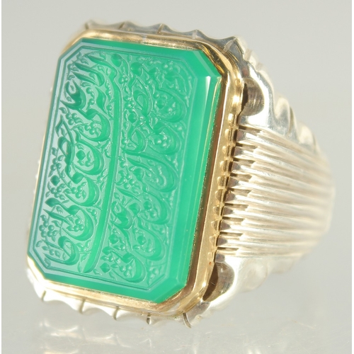 577 - AN ISLAMIC GREEN AGATE CALLIGRAPHIC SEAL RING.