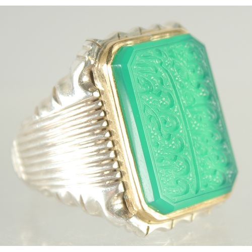 577 - AN ISLAMIC GREEN AGATE CALLIGRAPHIC SEAL RING.