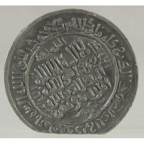 578 - AN ISLAMIC CALLIGRAPHIC METAL MEDALLION, 5cm diameter.