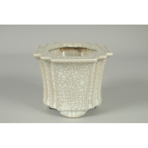 61 - A SMALL CHINESE CRACKLE GLAZE PORCELAIN PLANT POT, 12.5cm wide.