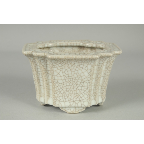 61 - A SMALL CHINESE CRACKLE GLAZE PORCELAIN PLANT POT, 12.5cm wide.