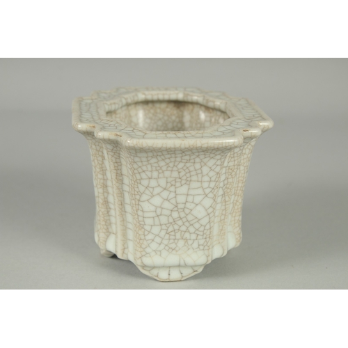 61 - A SMALL CHINESE CRACKLE GLAZE PORCELAIN PLANT POT, 12.5cm wide.