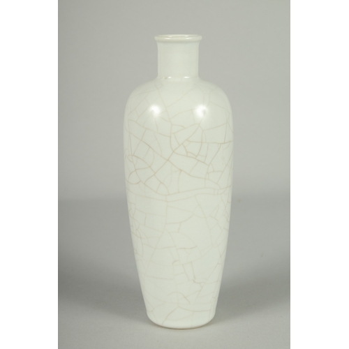 62 - A CHINESE CRACKLE GLAZE VASE, 22cm high.