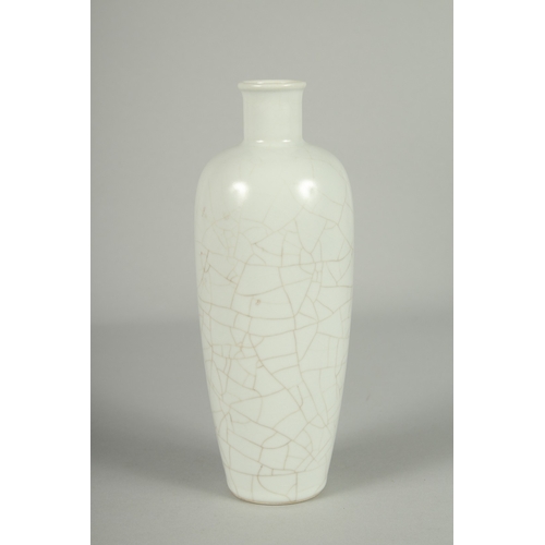 62 - A CHINESE CRACKLE GLAZE VASE, 22cm high.