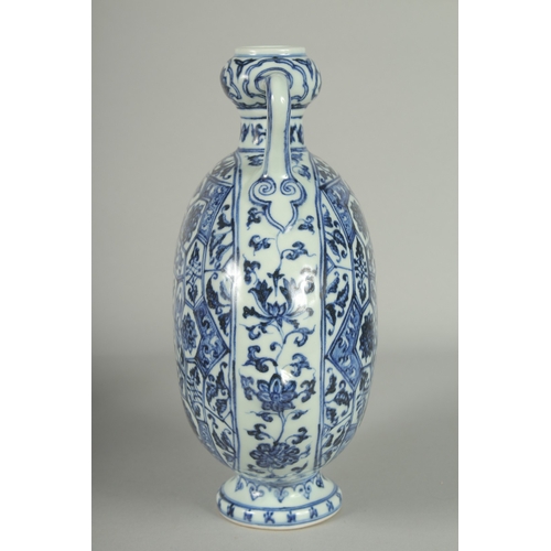 71 - A CHINESE BLUE AND WHITE PORCELAIN TWIN HANDLE MOON FLASK VASE, 27.5cm high.