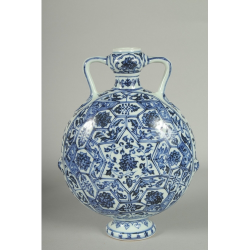 71 - A CHINESE BLUE AND WHITE PORCELAIN TWIN HANDLE MOON FLASK VASE, 27.5cm high.