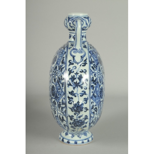 71 - A CHINESE BLUE AND WHITE PORCELAIN TWIN HANDLE MOON FLASK VASE, 27.5cm high.