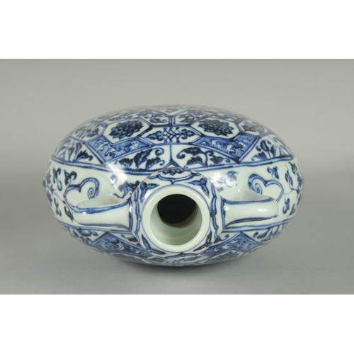 71 - A CHINESE BLUE AND WHITE PORCELAIN TWIN HANDLE MOON FLASK VASE, 27.5cm high.