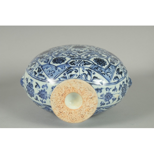 71 - A CHINESE BLUE AND WHITE PORCELAIN TWIN HANDLE MOON FLASK VASE, 27.5cm high.