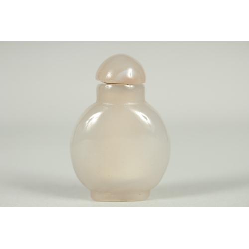 77 - A CHINESE AGATE SNUFF BOTTLE AND STOPPER, 5cm high.