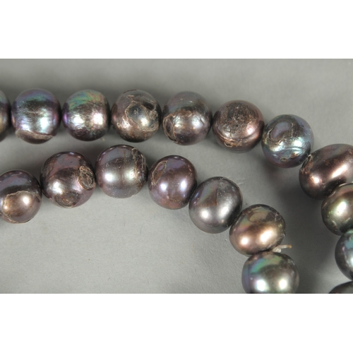 81 - A LARGE TAHITIAN PEARL NECKLACE.