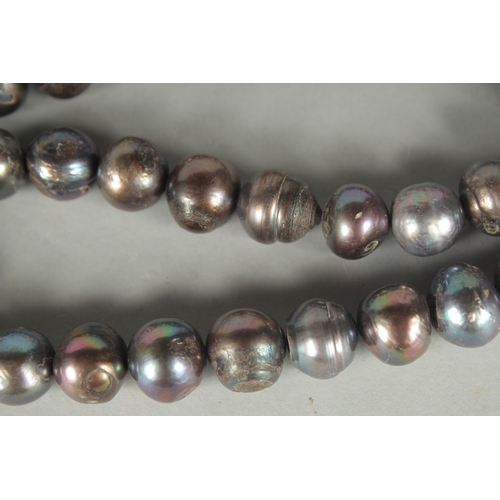 81 - A LARGE TAHITIAN PEARL NECKLACE.