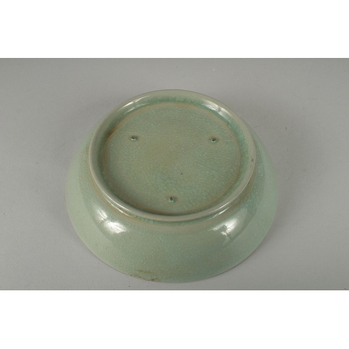 86 - A CHINESE RU WARE SAUCER DISH, 14cm diameter.