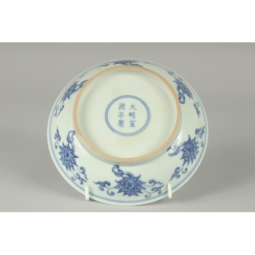 90 - A CHINESE BLUE AND WHITE PORCELAIN DISH, painted with peaches, base with six-character Ming mark, 17... 