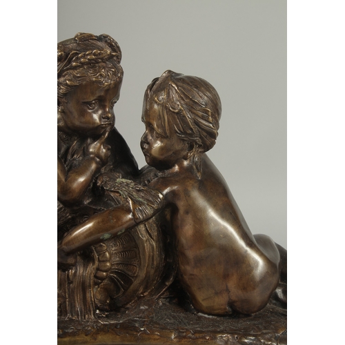 1108 - AFTER MOREAU. A GOOD BRONZE OF TWO CUPIDS on a shaped metal base. 19ins long.