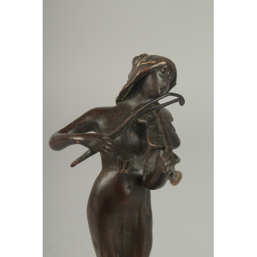 1115 - A SMALL BRONZE OF A GIRL PLAYING A VIOLIN on a circular base.