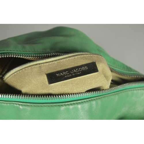 1373 - A LARGE MARC JACOB SOFT GREEN LEATHER BAG. 13ins long.