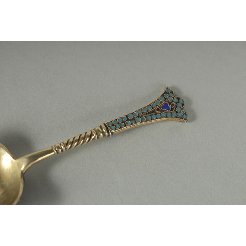 1416 - A GOOD RUSSIAN SILVER AND ENAMEL SPOON 11.5cm  Mark: 84. Weight: 17gms.