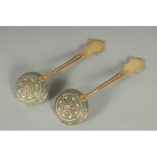 1417 - A PAIR OF RUSSIAN SILVER AND ENAMEL SPOONS.  18cm long. Weight: 112gms.