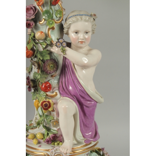 1100 - A SUPERB MEISSEN PORCELAIN CANDELABRA MUDEL VON ERNST, AUGUST LEUTERITZ.1862 -1885. The stem with a ... 