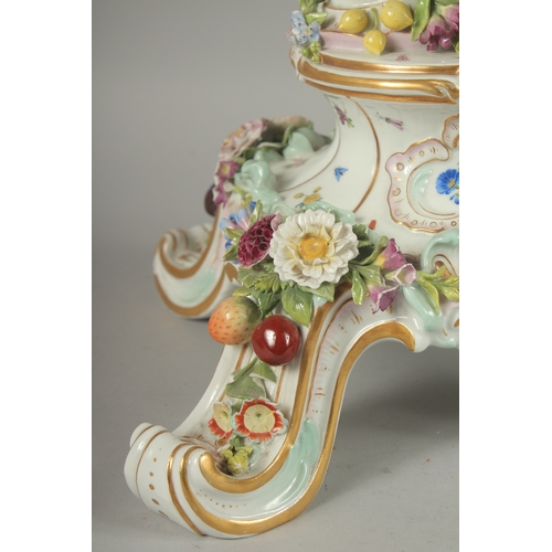 1100 - A SUPERB MEISSEN PORCELAIN CANDELABRA MUDEL VON ERNST, AUGUST LEUTERITZ.1862 -1885. The stem with a ... 