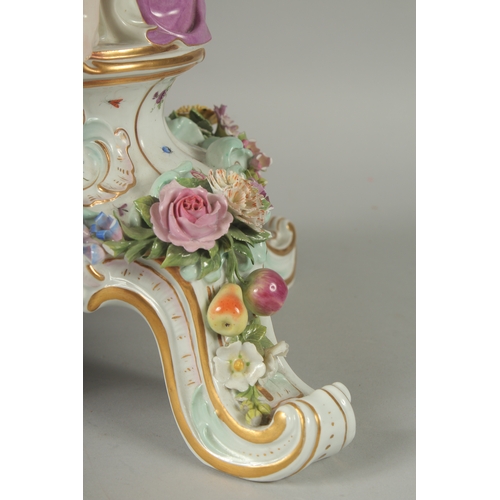 1100 - A SUPERB MEISSEN PORCELAIN CANDELABRA MUDEL VON ERNST, AUGUST LEUTERITZ.1862 -1885. The stem with a ... 