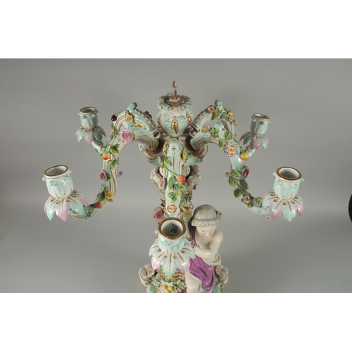 1100 - A SUPERB MEISSEN PORCELAIN CANDELABRA MUDEL VON ERNST, AUGUST LEUTERITZ.1862 -1885. The stem with a ... 