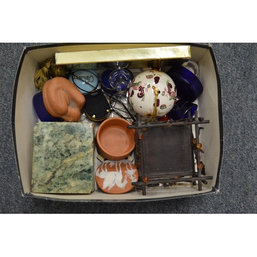 957 - A box of miscellaneous collectables.