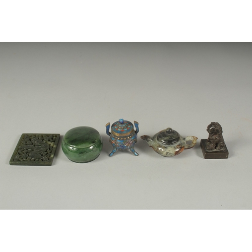 25 - A COLLECTION OF FIVE VARIOUS CHINESE TRINKETS, including a spinach jade carved and pierced pendant, ... 