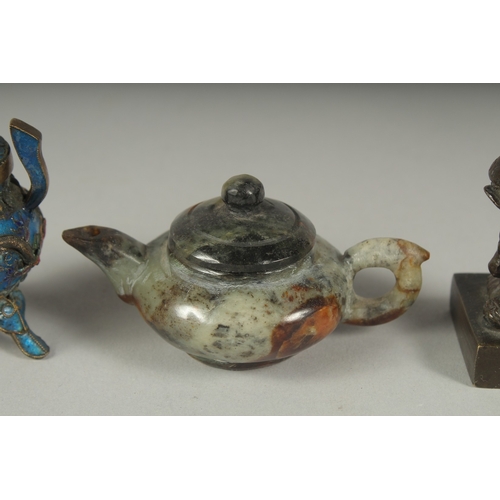 25 - A COLLECTION OF FIVE VARIOUS CHINESE TRINKETS, including a spinach jade carved and pierced pendant, ... 