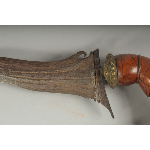 263 - A FINE 19TH CENTURY INDONESIAN KRIS DAGGER, 48cm long overall.