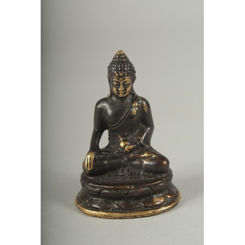 28 - A SMALL EARLY 20TH CENTURY BRONZE BUDDHA, 7cm high.