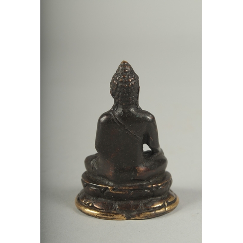 28 - A SMALL EARLY 20TH CENTURY BRONZE BUDDHA, 7cm high.