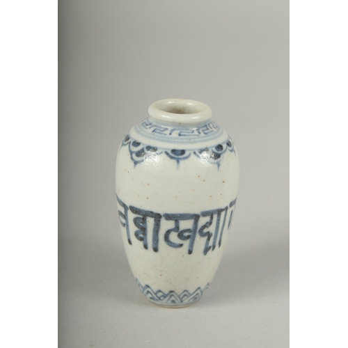 30 - A MINIATURE BLUE AND WHITE PORCELAIN VASE, 6.5cm high.