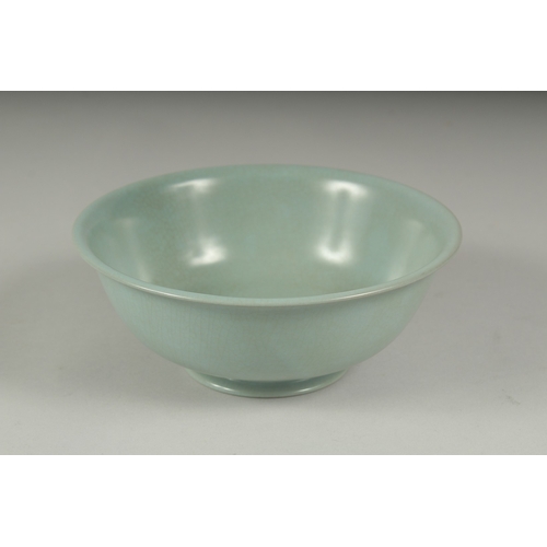 32 - A CHINESE CELADON GLAZE PORCELAIN BOWL, 17cm diameter.