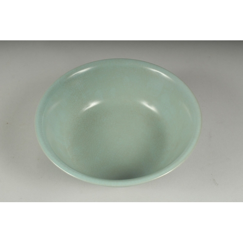 32 - A CHINESE CELADON GLAZE PORCELAIN BOWL, 17cm diameter.