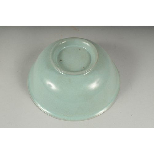 32 - A CHINESE CELADON GLAZE PORCELAIN BOWL, 17cm diameter.