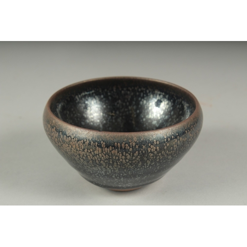 40 - A CHINESE JIZHOU WARE GLAZED POTTERY BOWL, 11cm diameter.