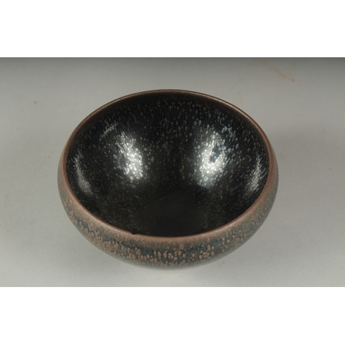 40 - A CHINESE JIZHOU WARE GLAZED POTTERY BOWL, 11cm diameter.