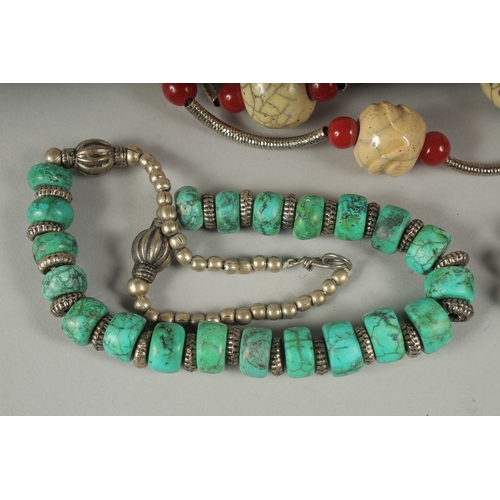 45 - A MIXED BEADED NECKLACE AND BRACELET, (2).