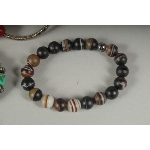 45 - A MIXED BEADED NECKLACE AND BRACELET, (2).